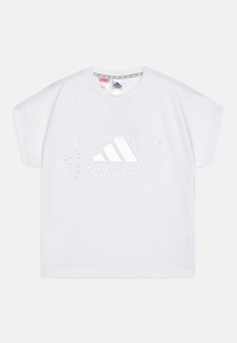 Valge lühikese varrukaga T-särk, mis on valmistatud kergest kangast, millel on peegeldav Adidas'i logo ja hõbedased laigud. Ümmargune kaelus.