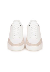 Zapatillas blancas con parte superior de cuero suave, acentos de ante beige claro, puntera redonda, diseño clásico con cordones y suelas de goma.