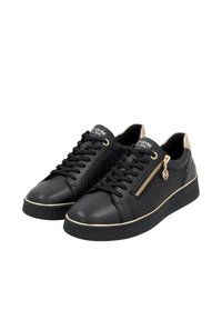 Baskets noires en cuir synthétique lisse, avec un détail de fermeture éclair doré, un panneau latéral texturé et des accents dorés contrastants.