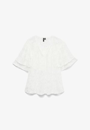 Hvit blondetopp med korte, utsvingte ermer, rund hals og blomster mønstre. Lett materiale med en halv gjennomsiktig tekstur.