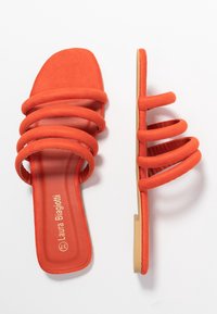 Sandali a scivolo rossi in suede con quattro cinturini orizzontali; design piatto con una suola minimalista; nome del marchio impresso sulla soletta.