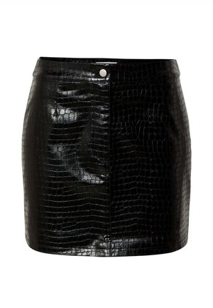 Schwarzer Minirock aus Kunstleder mit Krokodilprägung, jetzt mit einem vorderen Druckverschluss und einer taillierten Passform. Glatte, glänzende Oberfläche.