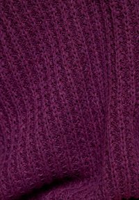 Strickstoff in tiefem Lila mit einem strukturierten Muster aus vertikalen Rippen und zarten offenen Maschen, was ein weiches und kuscheliges Erscheinungsbild erzeugt.