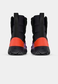 Zwarte hoge sneakers met een gestructureerde bovenkant, voorzien van oranje en paarse accenten, en een duurzame zwarte rubberen loopzool.