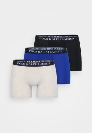 Tre par boxershorts: en ljusgrå med ett texturerat mönster, en blå och en svart. Varje par har en svart elastisk midjeband med logotyp.