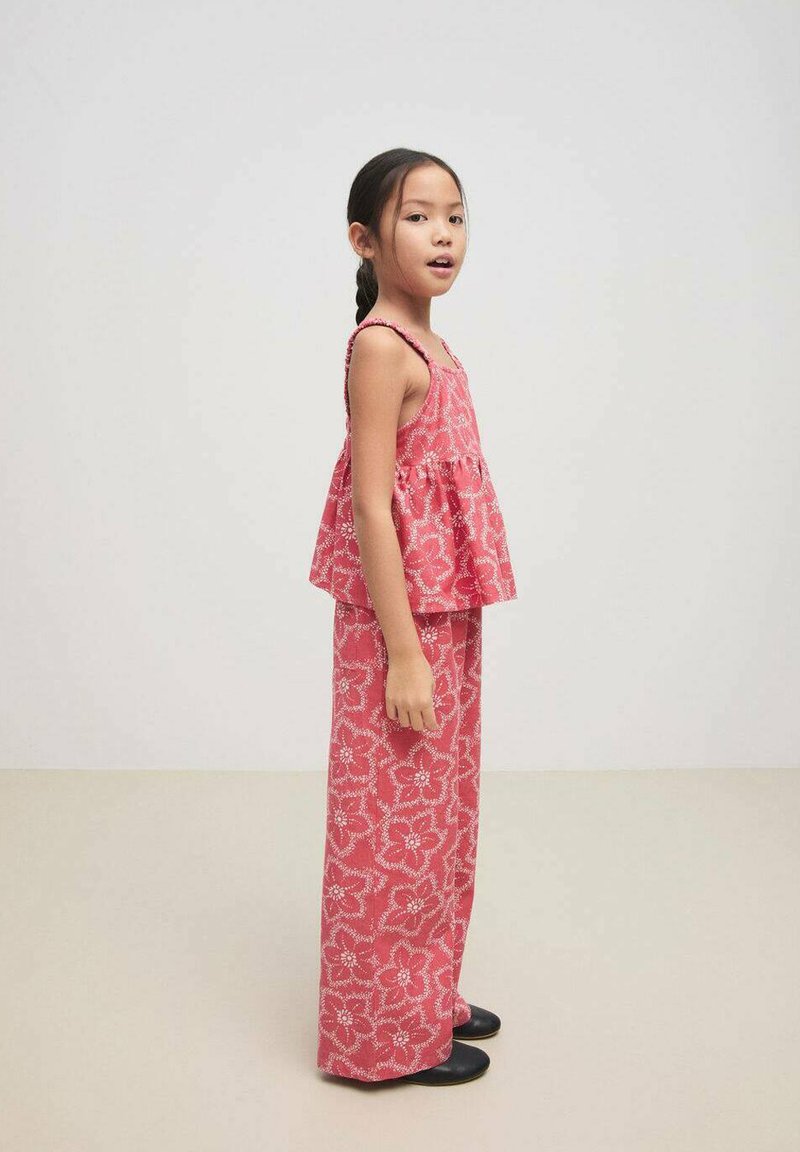 Set format dintr-un top fără mâneci cu model floral roșu și pantaloni largi, realizat dintr-un material ușor, având un design peplum și o textură netedă.