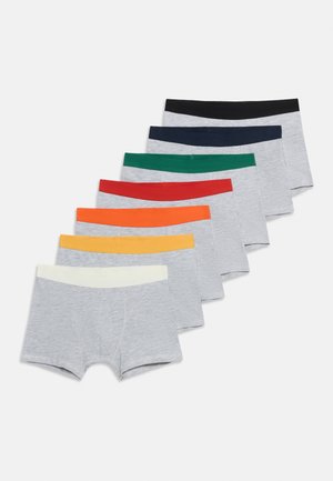 Siedem szarych bokserek ułożonych w rzędzie z pasami w kolorze kremowym, żółtym, pomarańczowym, czerwonym, zielonym, granatowym i czarnym.