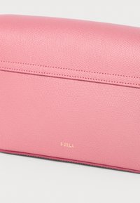 Portefeuille en cuir rose avec une finition texturée, présentant des détails de logo dorés et un design élégant, mettant en valeur des coutures d'accent le long des bords.