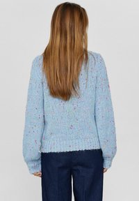 Hellesblaues Strickpullover mit einem strukturierten, gesprenkelten Muster in Rosa, Grün und Gelb. Verfügt über gerippte Bündchen und Saum für eine bequeme Passform.