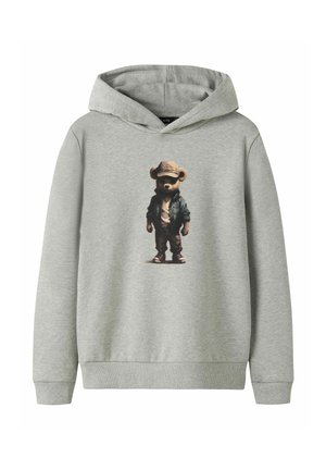 Felpa con cappuccio grigio chiaro con grafica centrale di un orsacchiotto vestito con cappello, giacca e pantaloni in posizione eretta.