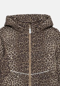 Veste en imprimé léopard beige et marron, dotée d'une capuche, d'une fermeture zippée et d'un accent blanc au niveau de la poche. Texture lisse avec une finition brillante.