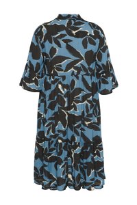 Niebieska i czarna sukienka w kwiaty z krótkimi falbaniastymi rękawami, warstwowym fasonem i plisowanym wykończeniem. Wzór przedstawia abstrakcyjne liście z białymi akcentami.