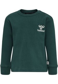 Mørkegrøn ribbet langærmet skjorte med rund hals, der har en hvid logo-broderi på venstre side og trykknapdetalje på skulderen.