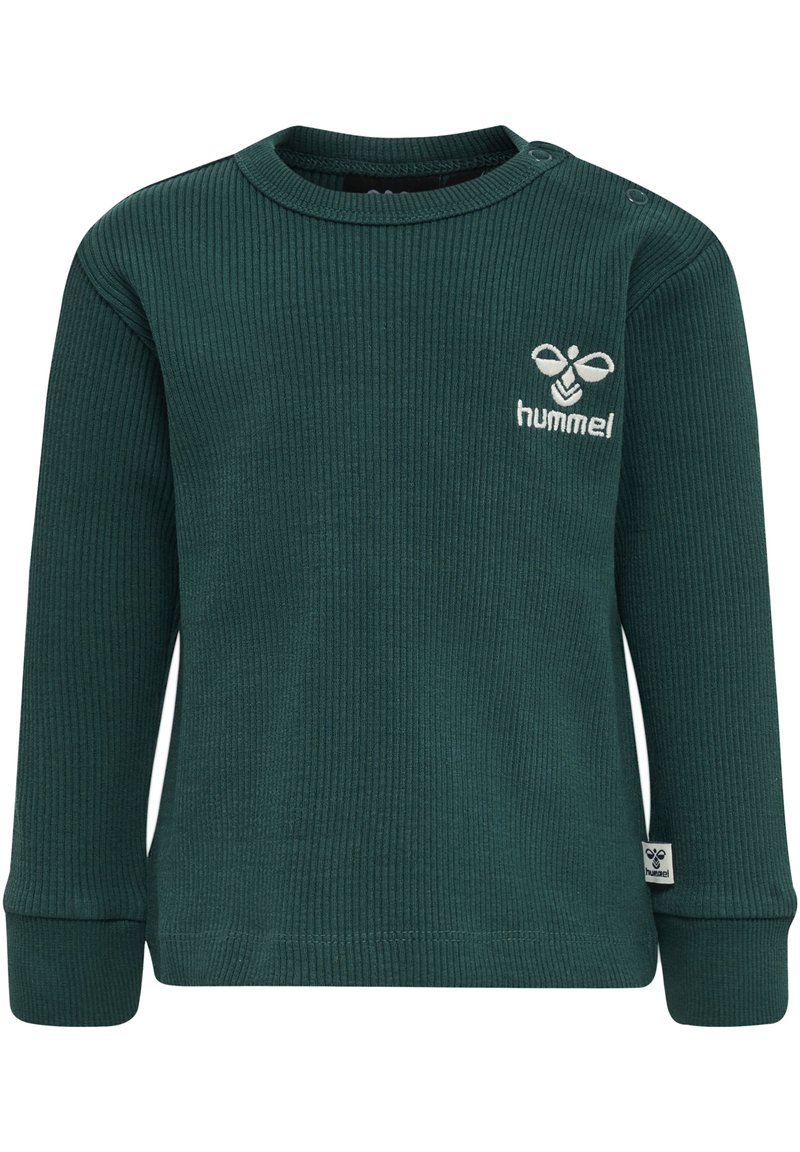 Camiseta de manga larga de canalé verde oscuro con cuello redondo, que presenta un bordado de logo blanco en el lado izquierdo y un detalle de botones a presión en el hombro.