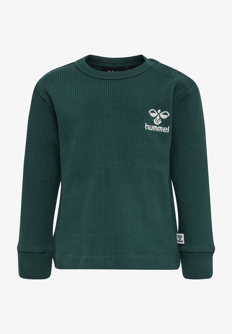 Dunkelgrünes, geripptes Langarmshirt mit rundem Ausschnitt, das auf der linken Seite eine weiße Logo-Stickerei und Druckknopfdetails an der Schulter aufweist.