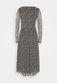 Robe noire longue avec un motif floral. Manches longues transparentes, corsage ajusté et jupe fluide. Tissu léger avec une texture douce.