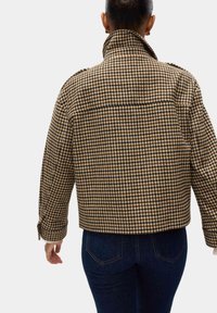 Bruin en zwart houndstooth-patroon jas met een mandaryn-kraag en lange mouwen, met een cropped snit en zijzakken.