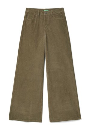 Pantaloni a gamba larga in velluto corduroy verde oliva, con tasche frontali, chiusura a bottone e una texture sottile. La silhouette svasata aumenta il comfort.