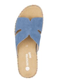 Sandale à glissière en suède bleu avec un design découpé, semelle en liège naturel et détails en fil multicolore. Marque Remonte douce visible.