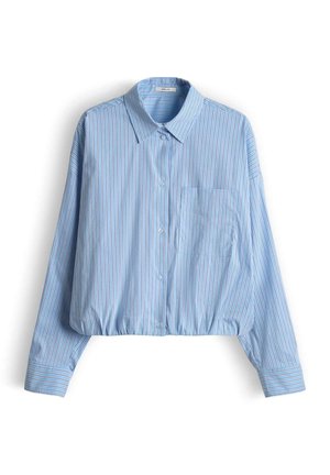 Hellblaues, kurz geschnittenes Hemd zum Zumachen mit roten und weißen vertikalen Streifen, langen Ärmeln, Kragen und Brusttasche, dargestellt vor weißem Hintergrund.