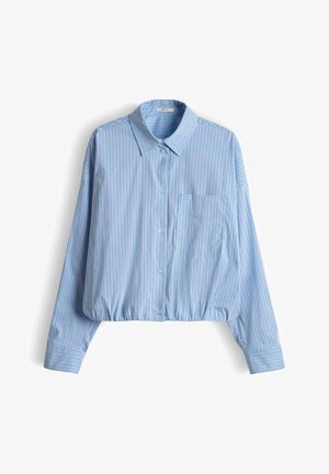 Lichtblauw cropped overhemd met knopen, rode en witte verticale strepen, lange mouwen, kraag en borstzak, afgebeeld op een witte achtergrond.