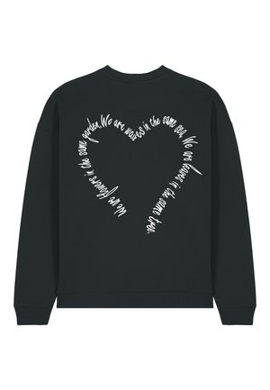 Zwarte sweatshirt met een ronde halslijn en lange mouwen. Bevat witte tekst in de vorm van een hart, dat een boodschap overbrengt. Zachte stoftextuur.