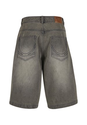 Izbalināti pelēki džinsa šorti ar divām aizmugurējām kabatām, kurās ir izšūti raksti, un brūnu ādas zīmola uzlīmi jostas joslā.