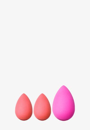 Drei Mischschwämme in unterschiedlichen Größen; zwei sind korallenfarben und einer ist pink, alle mit einer weichen, abgerundeten und strukturierten Oberfläche.