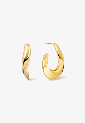 Paire de boucles d'oreilles créoles torsadées en or brillant avec attache à tige sur fond blanc.