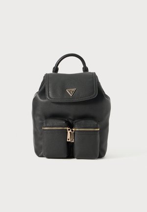 Sac à dos en cuir noir avec poches zippées à l'avant, accessoires en ton or et une poignée supérieure. Il dispose d'un rabat et d'un détail de logo.