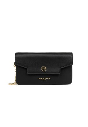 Zwarte leren Lancaster Paris clutch portemonnee met klep, gouden drukknop en een korte gouden kettingriem op een witte achtergrond.