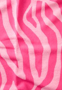Tessuto in pile con audaci strisce zebrate rosa e rosa pallido, con una texture morbida e una leggera lucentezza.
