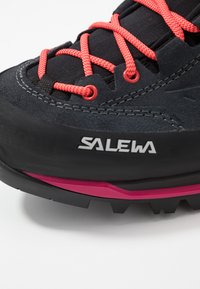 Salewa MOUNTAIN TRAINER MID GORE TEX - Sapatos de caminhada - asphalt/sangria