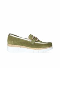 Oliwkowe zamszowe buty typu slip-on z metalicznym akcentem i masywną białą podeszwą. Posiada wzorzystą klamrę oraz widoczne szwy.
