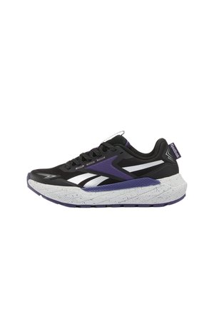 Chaussure de course Reebok noire et violette avec logo blanc, semelle épaisse blanche tachetée, et lacets noirs, vue de profil.