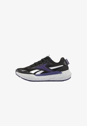 Schwarz-lila Reebok Laufschuh mit weißem Logo, gesprenkelter dicker weißer Sohle und schwarzen Schnürsenkeln, seitlich abgebildet.