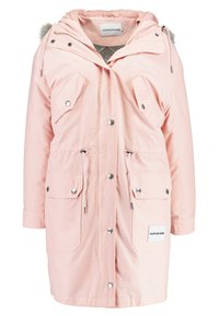 Różowa parka z kapturem, z zamkiem z przodu, dwoma kieszeniami na klatce piersiowej, dwiema dolnymi kieszeniami i miękką podszewką. Posiada srebrne akcesoria i naszywkę z logo.