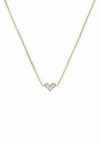 Gouden ketting met een hartvormige hanger met een romige inleg, gladde textuur en een delicate uitstraling.