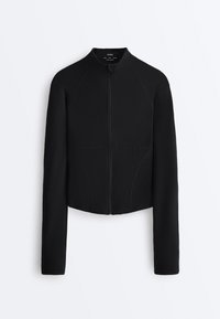 Črna oprijeta jakna z dolgimi rokavi z zadrgo spredaj, visokim ovratnikom in detajli šivov, prikazana na preprostem svetlem ozadju.