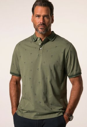 Olivgrünes Poloshirt mit Palmenmuster, kurzen Ärmeln und kontrastierendem dunkelgrünen Kragen sowie Ärmelabschluss. Hergestellt aus einem weichen Baumwollmischgewebe.