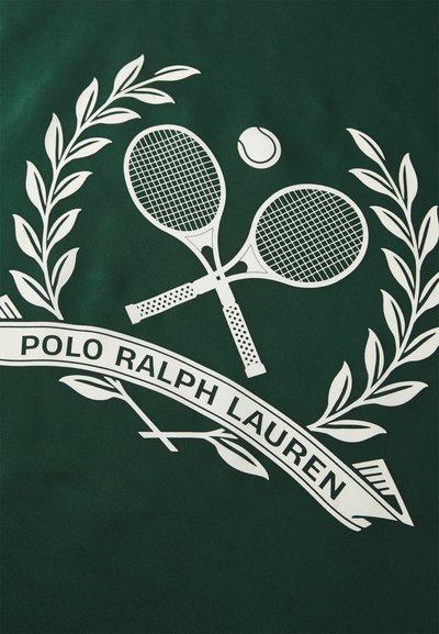 Zaļš audums ar baltu grafiku, uz kuras attēloti divi sakrustoti tenisa raketi, tenisa bumba un lauru vainags, kā arī teksts "POLO RALPH LAUREN."