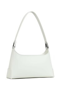 Borsa a mano in pelle bianca con un design curvo e strutturato. Presenta una singola tracolla e dettagli in metallo argentato. Logo del marchio impresso sul davanti.