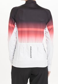 Sportovní tričko s dlouhým rukávem, s přechodem barev z černé do červené, spodní část bílá, na bočních panelech nápis "ENDURANCE". Hladká tkanina.