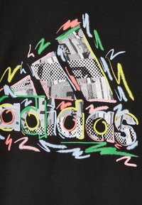 Czarna tkanina z żywym, wielokolorowym stylizowanym tekstem z wzorami, w tym kropkami i kratkami, oraz abstrakcyjnymi, falistymi akcentami.