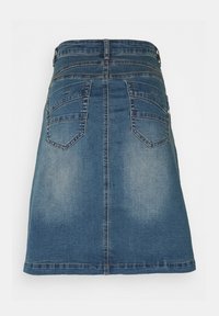 Mėlyna džinsinė sijonėlis su dviem galinėmis kišenėmis, kišenėlių dirželiu ir išblukusio plovimo detalėmis, vaizduojama iš nugaros ant balto fono.