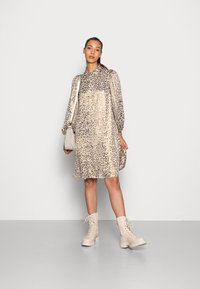 YAS YASLEONA DRESS VIP - Vestido de dia - frosted almond/leona