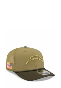 Olivgrüner Hut mit strukturiertem Design, inklusive einem erhabenen gelben Blitzlogo, Mesh-Seiten und einem USA-Flaggen-Patch. Gummierte Krempe.