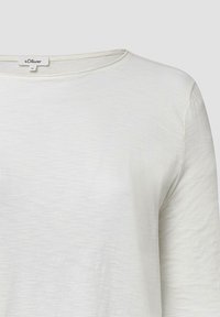 Witte lange mouwen shirt met een ronde halslijn, gemaakt van een gestructureerde stof. Etiket zichtbaar met merknaam "s.Oliver." Eenvoudig, minimalistisch ontwerp.