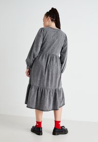 ONLY Carmakoma CARAVRIL DRESS - Džinsa auduma kleita - dark grey denim