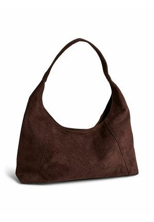 Sac à épaule en daim marron foncé avec une seule bandoulière large et une forme rectangulaire souple et lâche sur fond blanc.